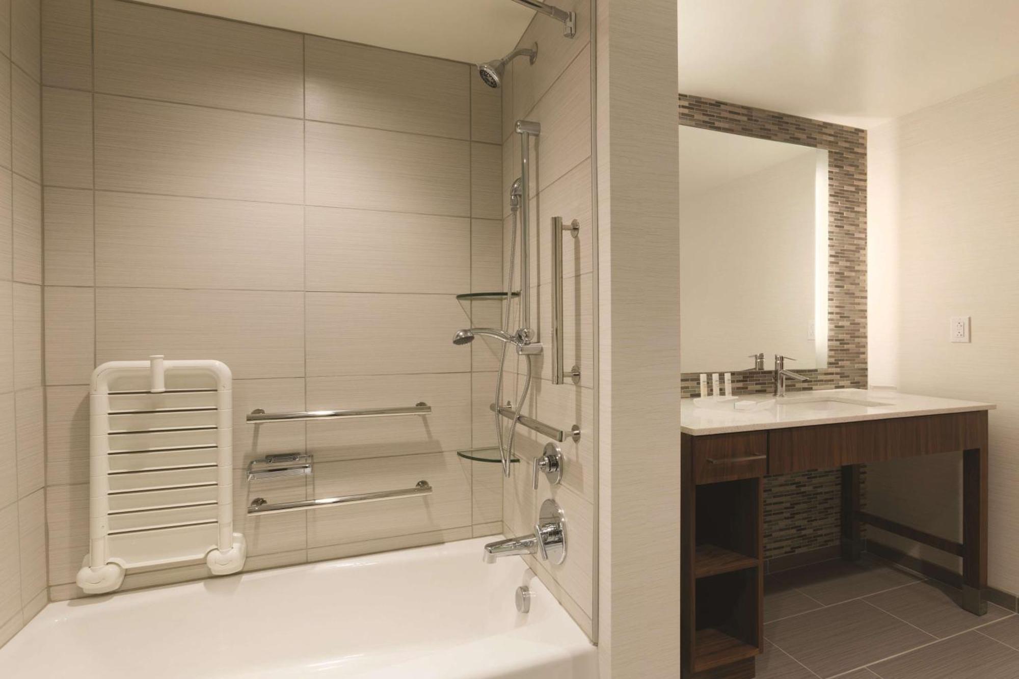 King Suite Mobility Hearing Access or Non-Smoking