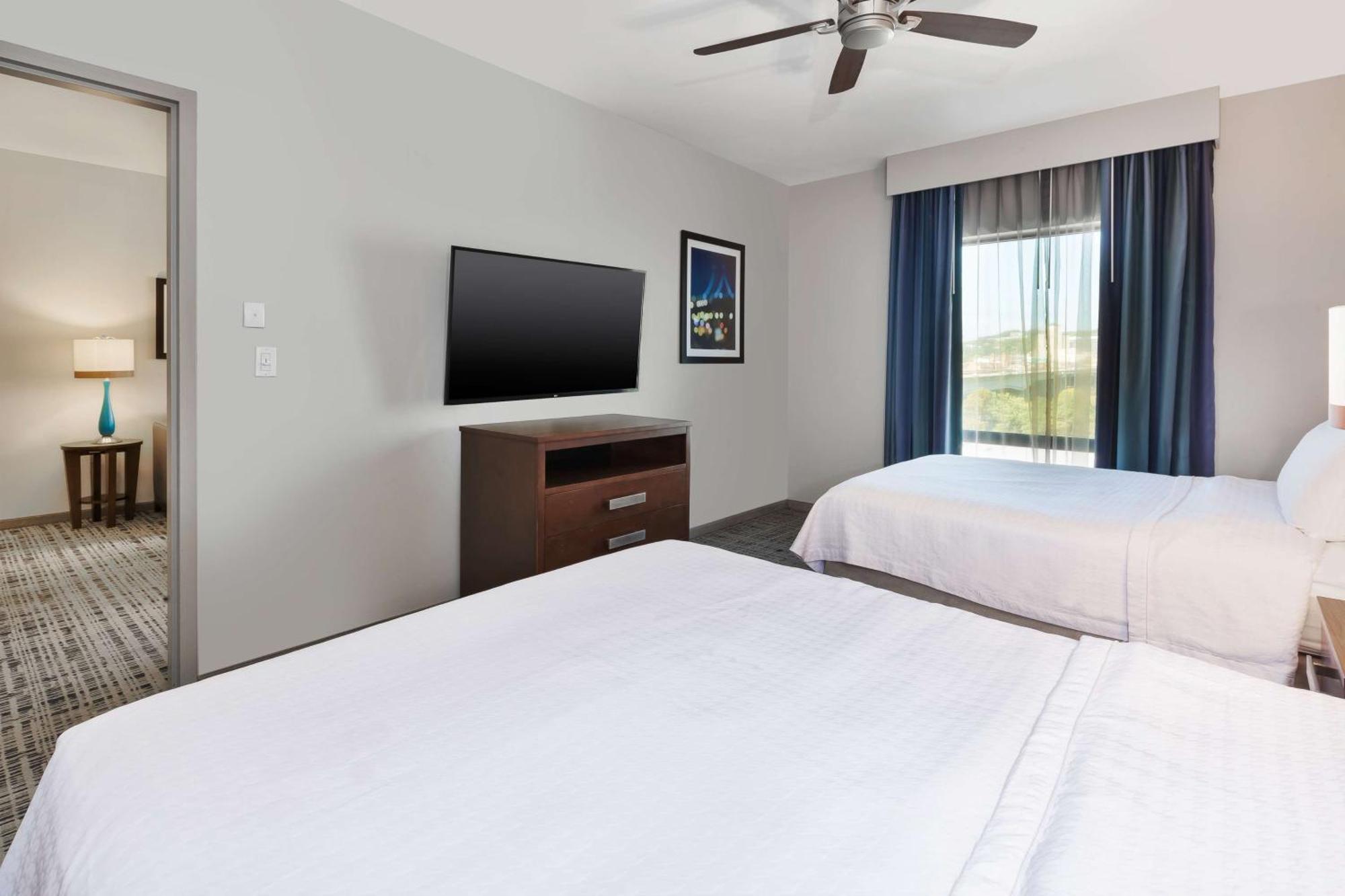 One-Bedroom Deluxe Queen Suite