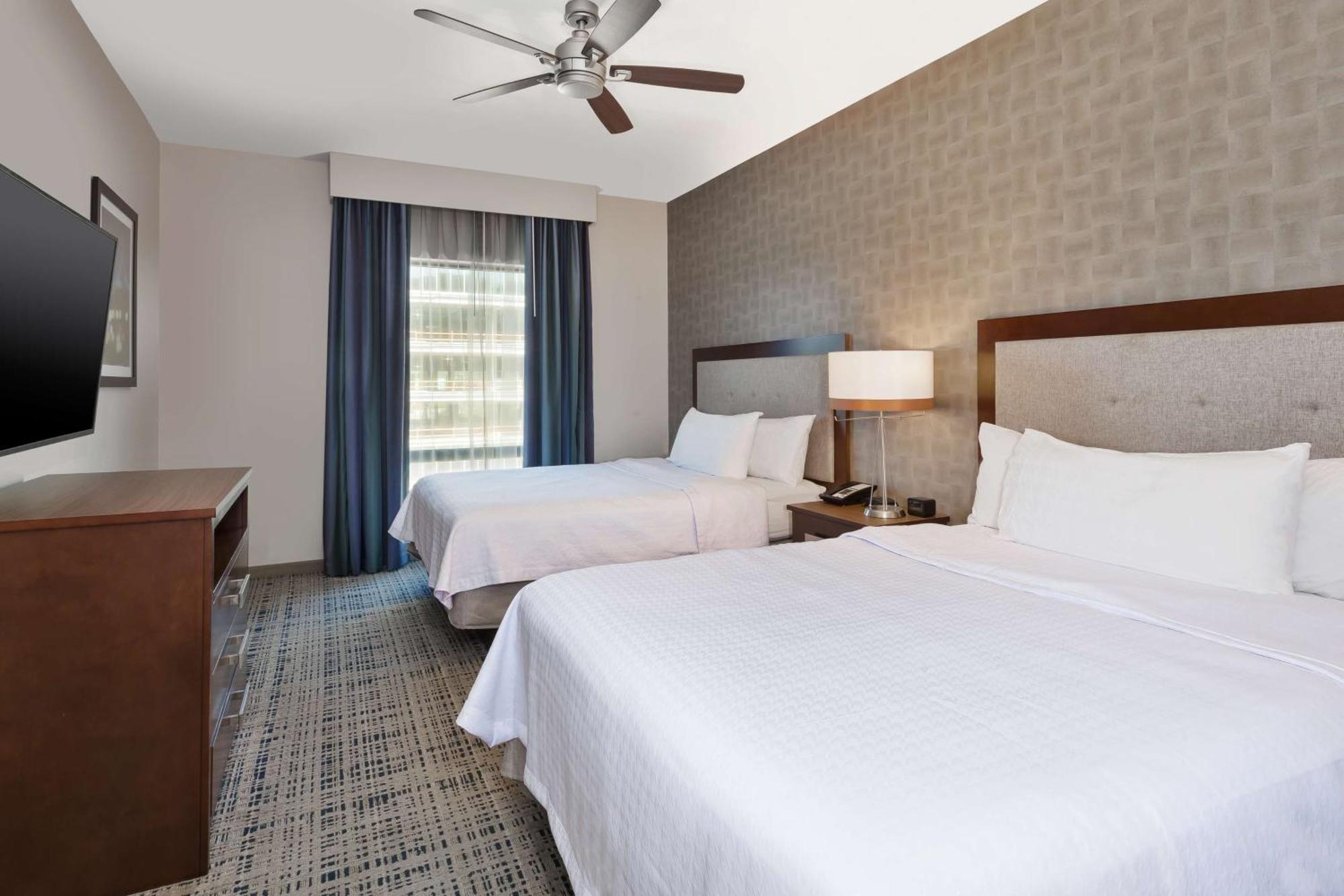 One-Bedroom Deluxe Queen Suite